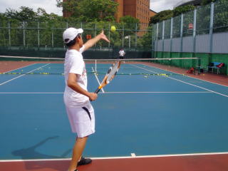 テニススクールならエフ テニススクールがお薦め 青山 神宮外苑にある人気テニススクールです Top